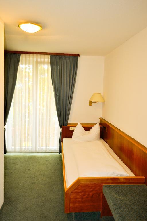 Landgasthof Mit Gaestezimmer Frohe Einkehr Hotel Merzhausen Room photo